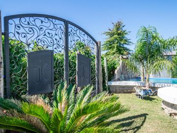 Venta de Casa en El Cazador, tipo Loft con gran parque y pileta, Barrio los pájaros.
