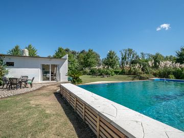 Venta de Casa en El Cazador, tipo Loft con gran parque y pileta, Barrio los pájaros.