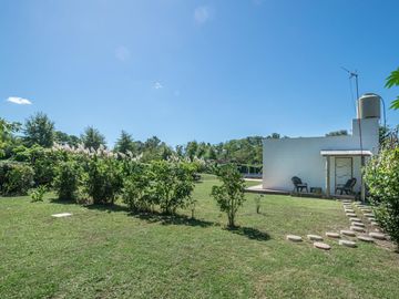 Venta de Casa en El Cazador, tipo Loft con gran parque y pileta, Barrio los pájaros.