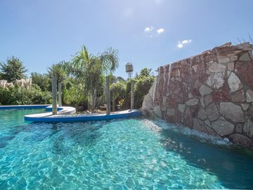 Venta de Casa en El Cazador, tipo Loft con gran parque y pileta, Barrio los pájaros.