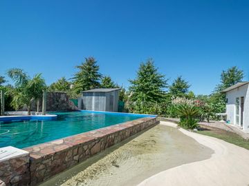 Venta de Casa en El Cazador, tipo Loft con gran parque y pileta, Barrio los pájaros.