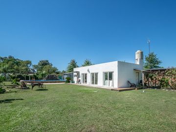 Venta de Casa en El Cazador, tipo Loft con gran parque y pileta, Barrio los pájaros.