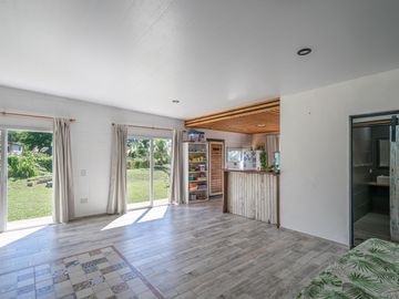 Venta de Casa en El Cazador, tipo Loft con gran parque y pileta, Barrio los pájaros.