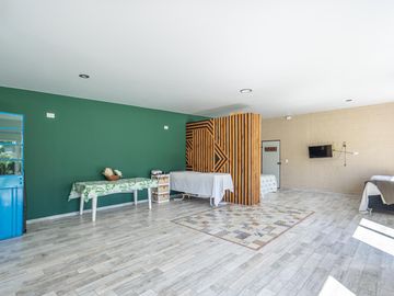 Venta de Casa en El Cazador, tipo Loft con gran parque y pileta, Barrio los pájaros.