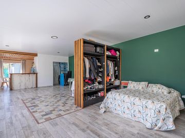 Venta de Casa en El Cazador, tipo Loft con gran parque y pileta, Barrio los pájaros.