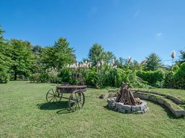 Venta de Casa en El Cazador, tipo Loft con gran parque y pileta, Barrio los pájaros.