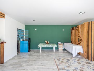 Venta de Casa en El Cazador, tipo Loft con gran parque y pileta, Barrio los pájaros.