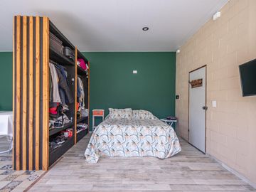 Venta de Casa en El Cazador, tipo Loft con gran parque y pileta, Barrio los pájaros.