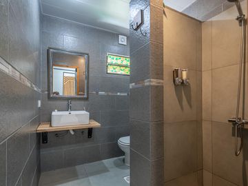 Venta de Casa en El Cazador, tipo Loft con gran parque y pileta, Barrio los pájaros.