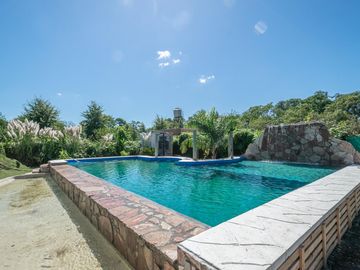 Venta de Casa en El Cazador, tipo Loft con gran parque y pileta, Barrio los pájaros.
