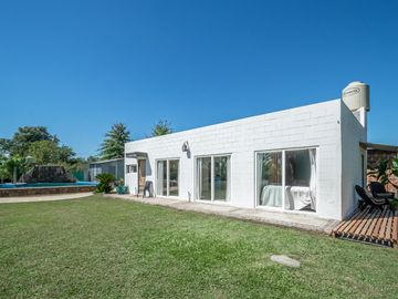 Venta de Casa en El Cazador, tipo Loft con gran parque y pileta, Barrio los pájaros.