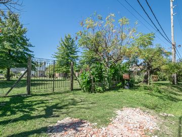 Venta de Casa en El Cazador, tipo Loft con gran parque y pileta, Barrio los pájaros.
