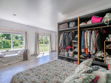 Venta de Casa en El Cazador, tipo Loft con gran parque y pileta, Barrio los pájaros.