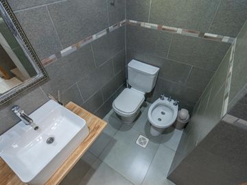 Venta de Casa en El Cazador, tipo Loft con gran parque y pileta, Barrio los pájaros.
