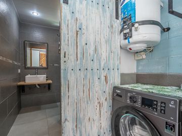 Venta de Casa en El Cazador, tipo Loft con gran parque y pileta, Barrio los pájaros.
