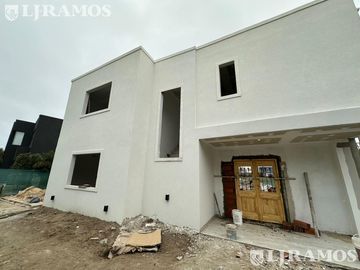 Casa 5 ambientes vista a la laguna central en El Canton - Norte PG