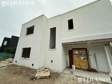Casa 5 ambientes vista a la laguna central en El Canton - Norte PG