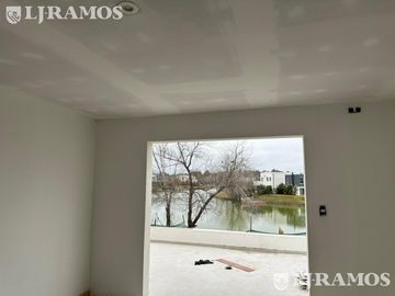 Casa 5 ambientes vista a la laguna central en El Canton - Norte PG