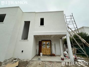 Casa 5 ambientes vista a la laguna central en El Canton - Norte PG