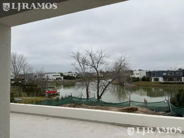 Casa 5 ambientes vista a la laguna central en El Canton - Norte PG