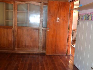 Venta casa 3 dormitorios con cochera doble, parque y pileta – Barrio Belgrano