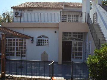 Venta casa 3 dormitorios con cochera doble, parque y pileta – Barrio Belgrano
