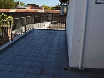 Venta casa 3 dormitorios con cochera doble, parque y pileta – Barrio Belgrano