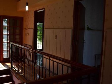 Venta casa 3 dormitorios con cochera doble, parque y pileta – Barrio Belgrano
