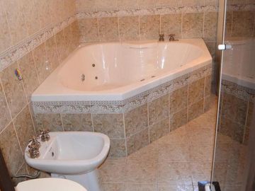 Venta casa 3 dormitorios con cochera doble, parque y pileta – Barrio Belgrano