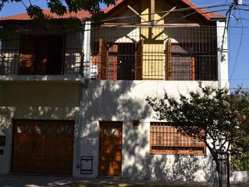Venta casa 3 dormitorios con cochera doble, parque y pileta – Barrio Belgrano