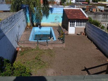 Venta casa 3 dormitorios con cochera doble, parque y pileta – Barrio Belgrano