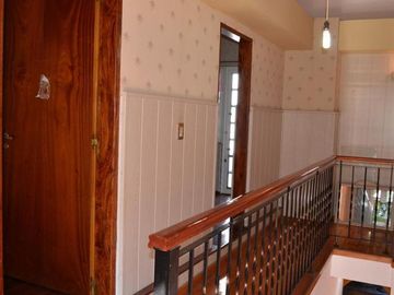 Venta casa 3 dormitorios con cochera doble, parque y pileta – Barrio Belgrano