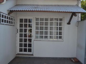 Venta casa 3 dormitorios con cochera doble, parque y pileta – Barrio Belgrano