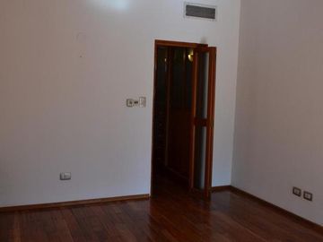 Venta casa 3 dormitorios con cochera doble, parque y pileta – Barrio Belgrano