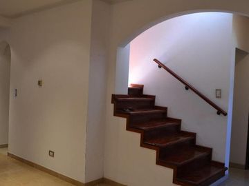 Venta casa 3 dormitorios con cochera doble, parque y pileta – Barrio Belgrano