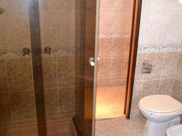 Venta casa 3 dormitorios con cochera doble, parque y pileta – Barrio Belgrano
