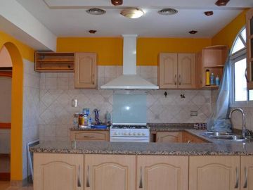Venta casa 3 dormitorios con cochera doble, parque y pileta – Barrio Belgrano