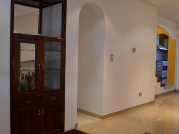 Venta casa 3 dormitorios con cochera doble, parque y pileta – Barrio Belgrano