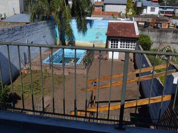 Venta casa 3 dormitorios con cochera doble, parque y pileta – Barrio Belgrano