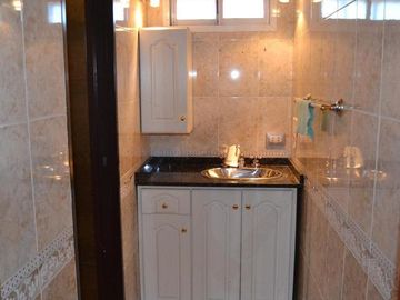 Venta casa 3 dormitorios con cochera doble, parque y pileta – Barrio Belgrano