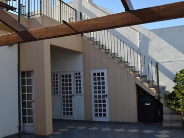 Venta casa 3 dormitorios con cochera doble, parque y pileta – Barrio Belgrano