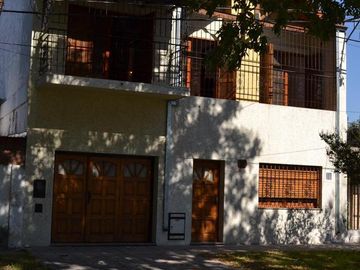 Venta casa 3 dormitorios con cochera doble, parque y pileta – Barrio Belgrano