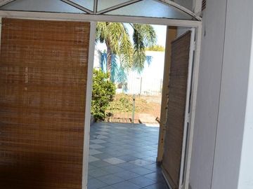 Venta casa 3 dormitorios con cochera doble, parque y pileta – Barrio Belgrano