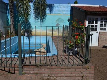 Venta casa 3 dormitorios con cochera doble, parque y pileta – Barrio Belgrano