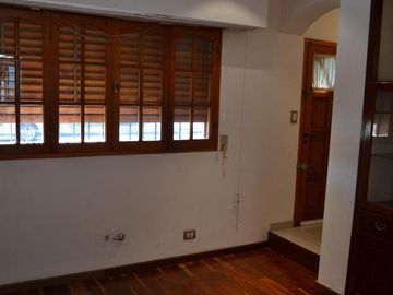 Venta casa 3 dormitorios con cochera doble, parque y pileta – Barrio Belgrano