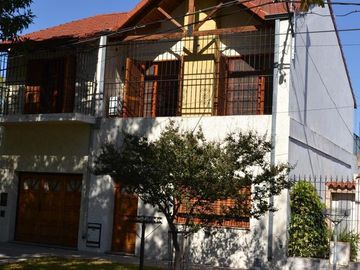 Venta casa 3 dormitorios con cochera doble, parque y pileta – Barrio Belgrano