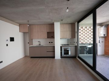 Departamento 2 ambientes. Semipiso con amplio balcón terraza.