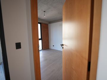 Departamento 2 ambientes. Semipiso con amplio balcón terraza.