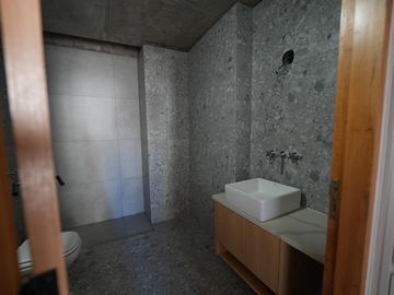 Departamento 2 ambientes. Semipiso con amplio balcón terraza.