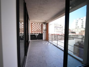 Departamento 2 ambientes. Semipiso con amplio balcón terraza.